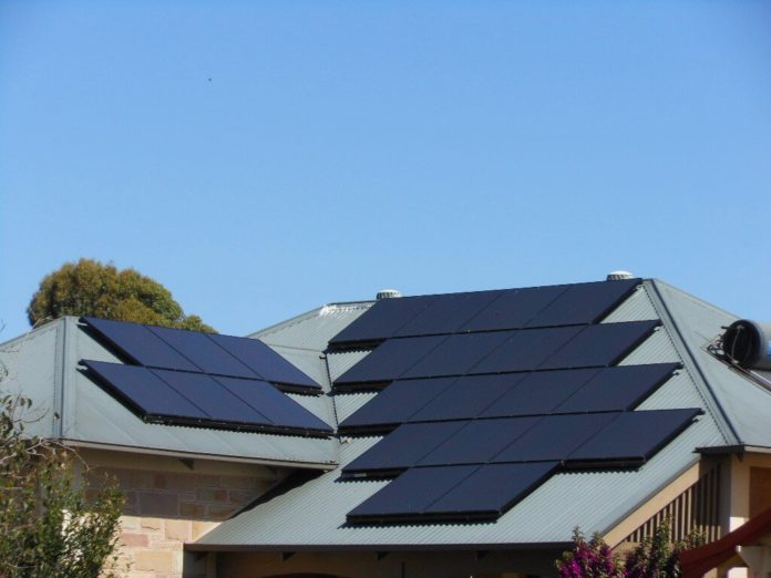beplay苹果官网屋顶上的太阳能电池板