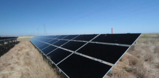 首个太阳能电池板阵列