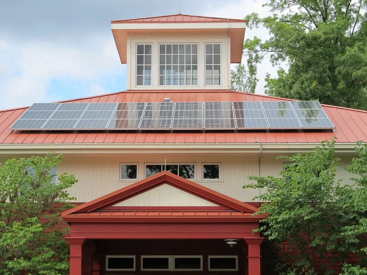 带太阳能电池板的格林屋顶