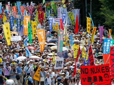 抗议者在东京的反核示威游行中游行