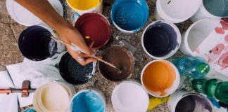 油漆工和油漆罐