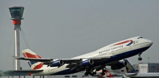 Boing 747在伦敦希思罗机场起飞