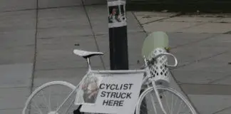 骑自行车的人不戴头盔