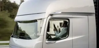 梅赛德斯 - 奔驰自动驾驶卡车