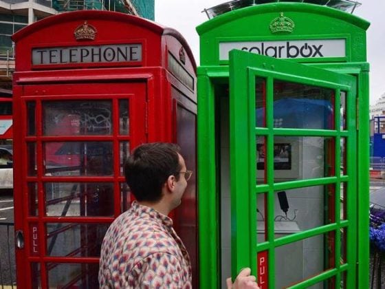 人们走进伦敦SolarBox电话亭充电站