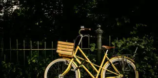 自行车坐在篱笆上