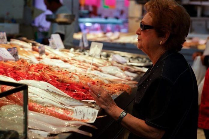 在海鲜市场买虾