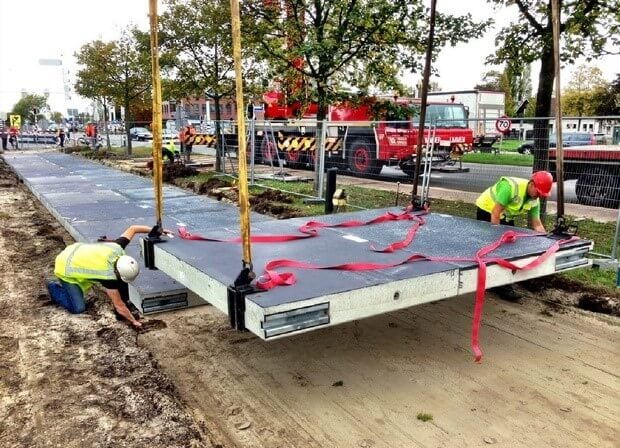 荷兰正在安装太阳能自行车道
