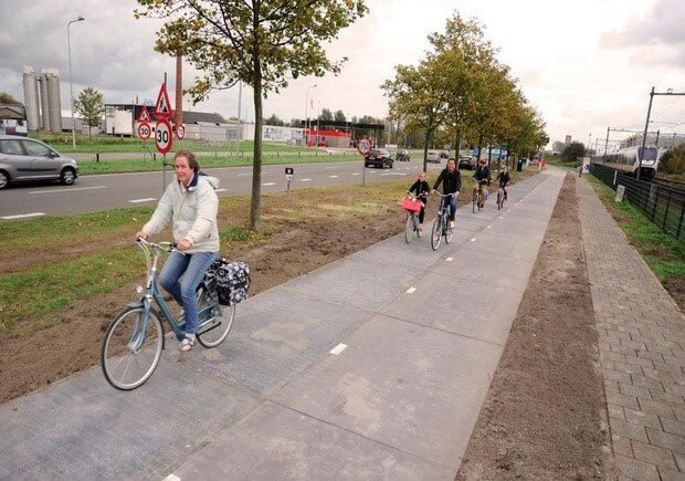 荷兰骑自行车的人骑在太阳能自行车道上