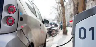 在法国充电的电动汽车