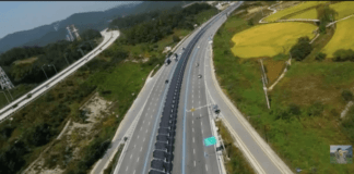 韩国高速公路上的太阳能电池板车道