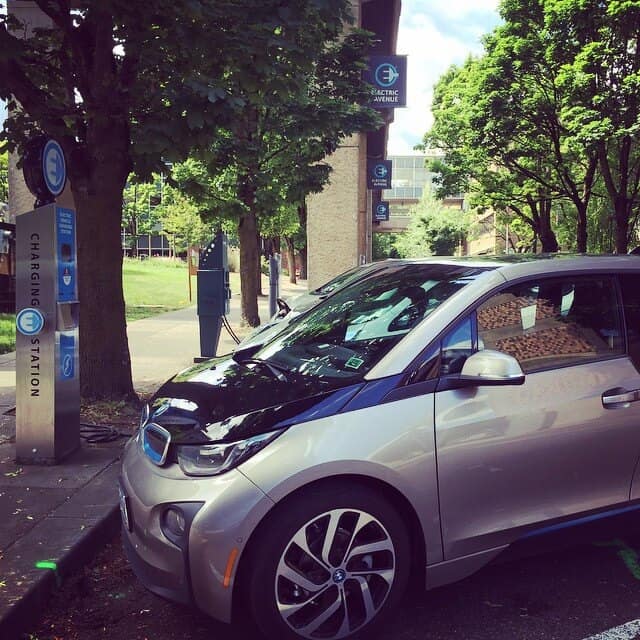 波特兰的电动汽车正在充电