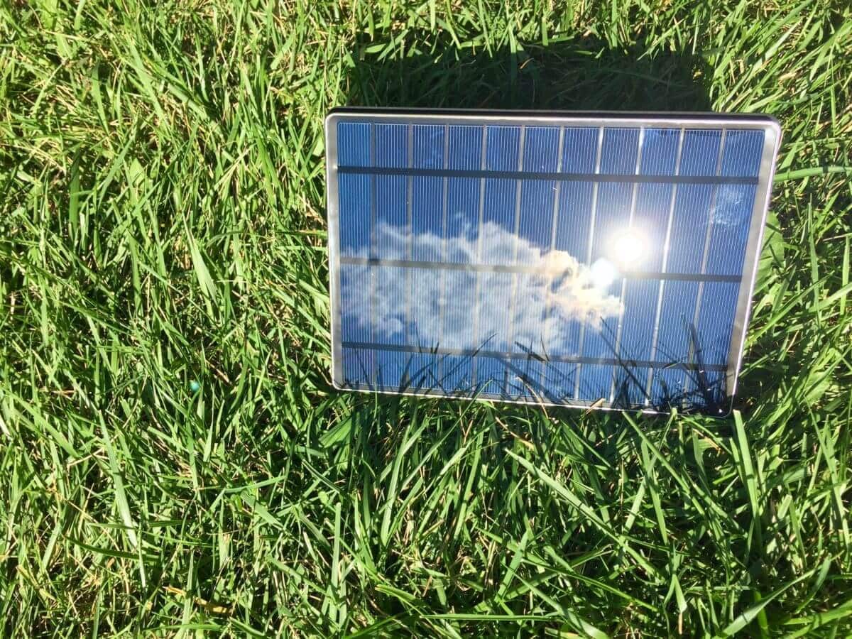 太阳能电池在阳光下充电