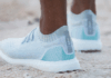 阿迪达斯海洋塑料鞋在海滩上穿着