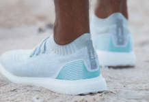 阿迪达斯海洋塑料鞋穿在海滩