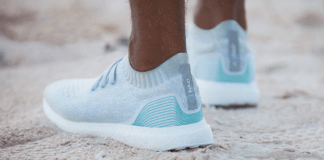 阿迪达斯海洋塑料鞋穿在海滩上