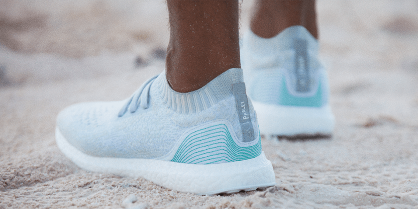 阿迪达斯海洋塑料鞋在海滩上穿着