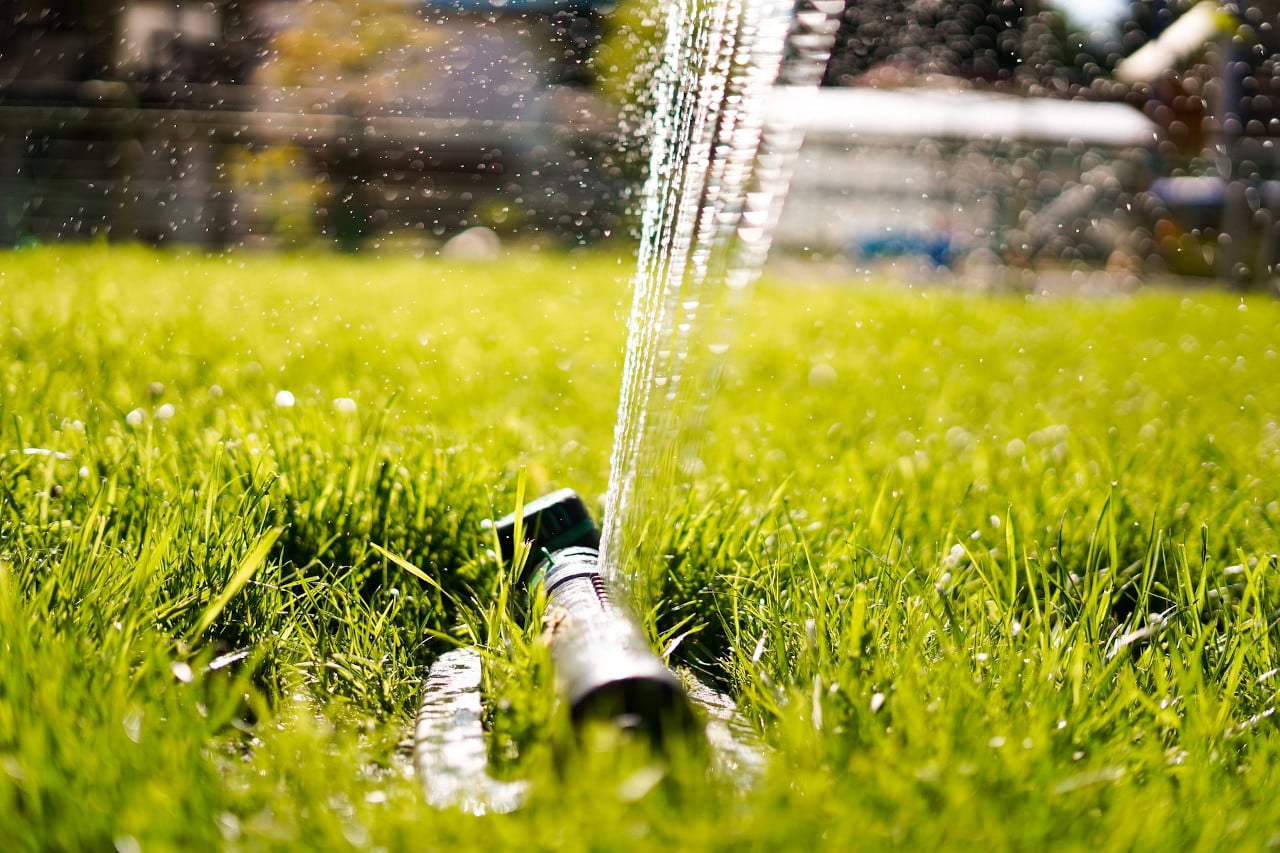 浇水环保草坪