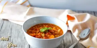 纯素扁豆和碗中的蔬菜汤