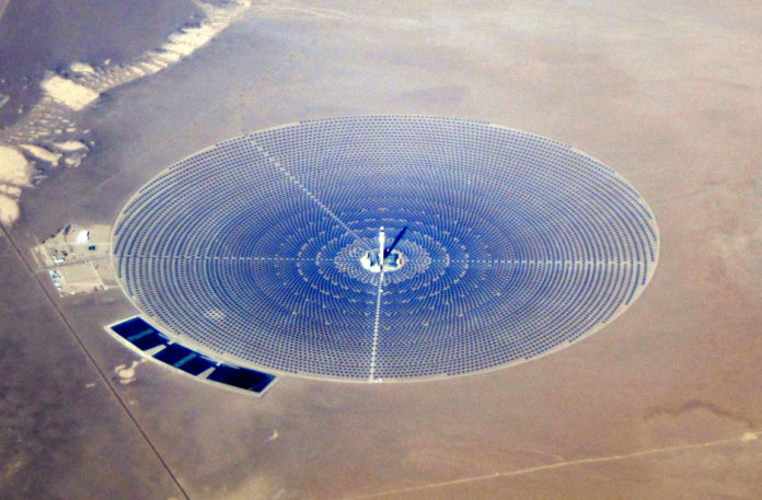 聚光太阳能电站;从一架客机上看到的新月沙丘太阳能项目