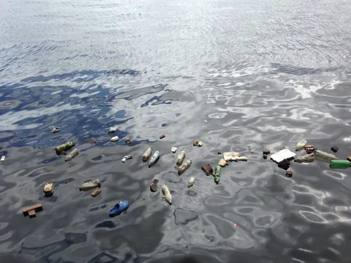 塑料水污染