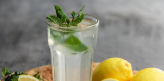 喝柠檬水对健康有益