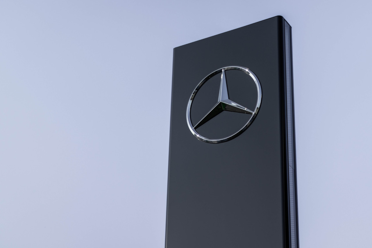 Mercedes-Benz对Tesla高射电车