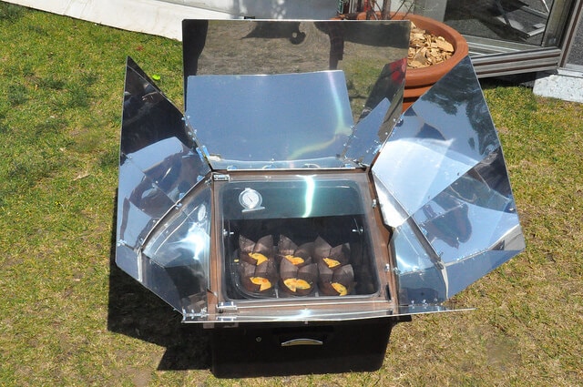 在太阳能烤箱里煮食蝗肉馅煎蛋饼