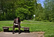 商人坐在公园的长凳上